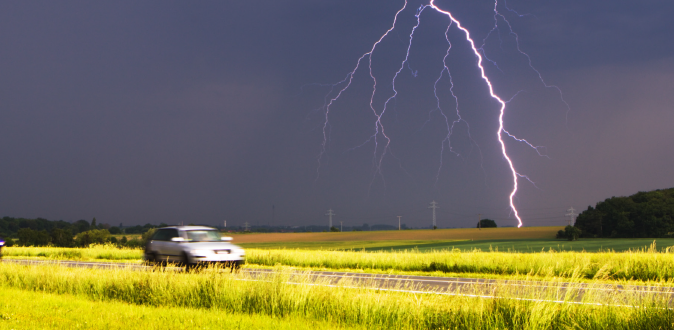 Waarom een auto veilig is bij onweer